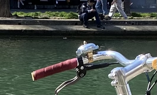 Une sonnette pour la paix dans les rues de Paris